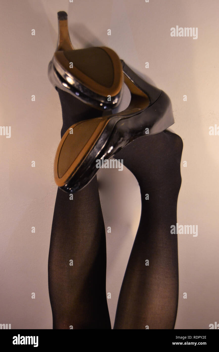 High Heels zu klein für Füße oder fallen aus Stockfoto