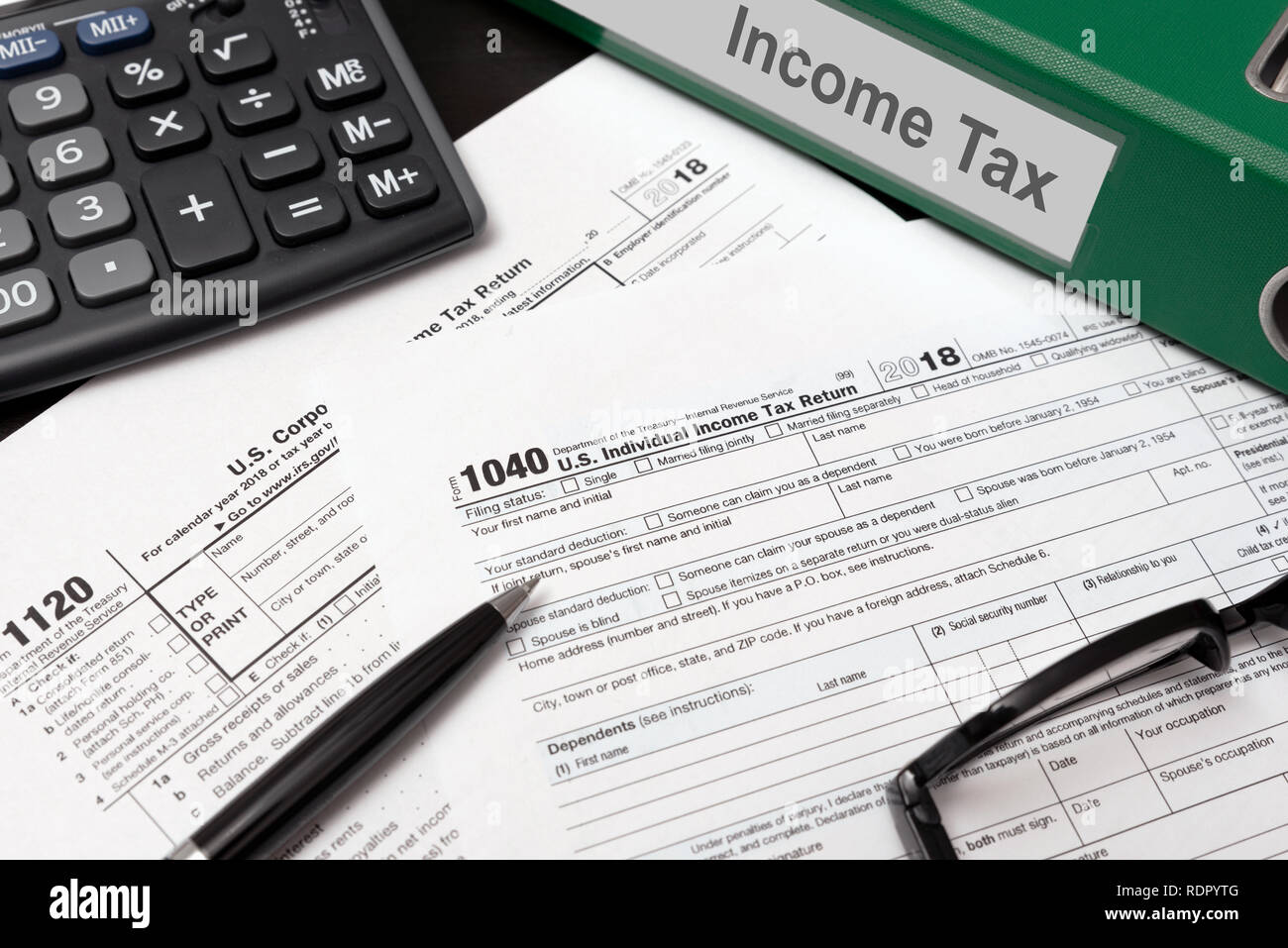 Usa individuelle Einkommensteuererklärung. USA Steuer Formulare auf  Schreibtisch Stockfotografie - Alamy
