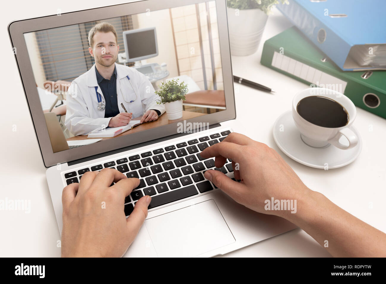 Arzt mit einem Stethoskop auf dem Computer Laptop Bildschirm. Telemedizin oder Telemedizin Konzept. Stockfoto