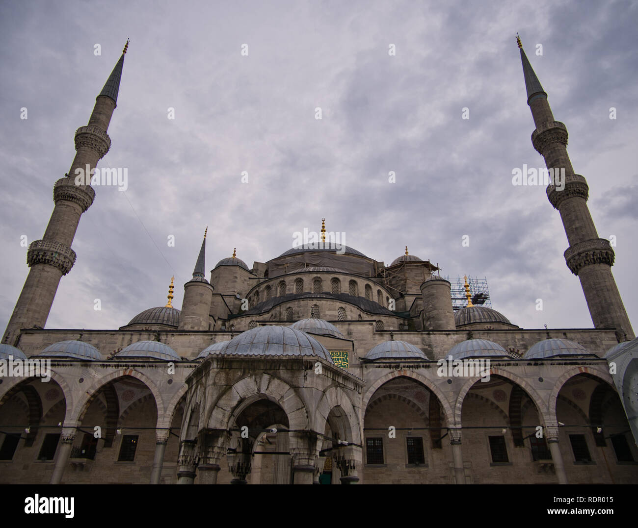 Innenansicht der Sultan Ahmed Moschee mit Kuppel und Minaretten Stockfoto