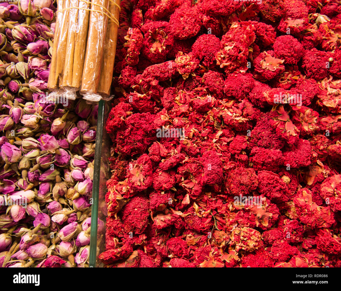 Aromatischen Früchte und Blüten auf einem Basar mit gepackten Zimtstangen Stockfoto