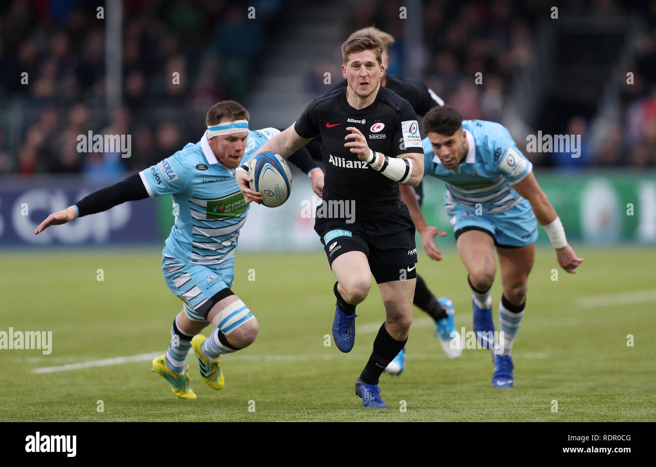 Sarazenen' David Strettle schlägt die Bekämpfung von Glasgow's Chris Fusaro, Ihre öffnung versuchen Sie, während der heineken European Challenge Cup, Pool drei Gleichen bei Allianz Park, London. Stockfoto