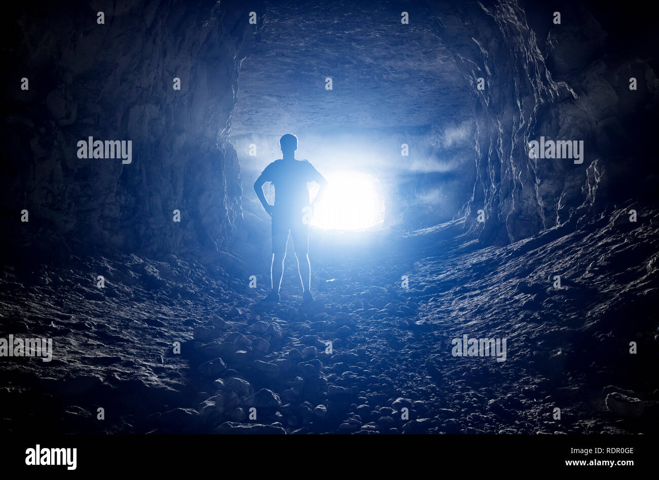 Die Silhouette eines Mannes, der in den Gängen eine gruselige dunkle Höhle. Stockfoto