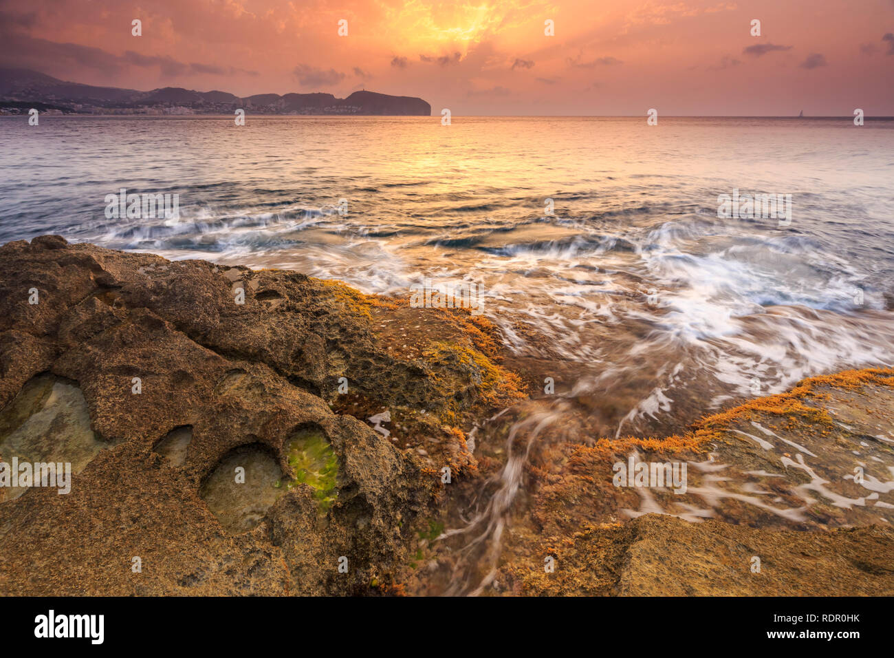 Sonnenaufgang am Cap Blanc in Moraira, mit Cap d'oder Ansicht, Teulada Moraira, Alicante, Costa Blanca, Alicante, Spanien, Europa. Stockfoto