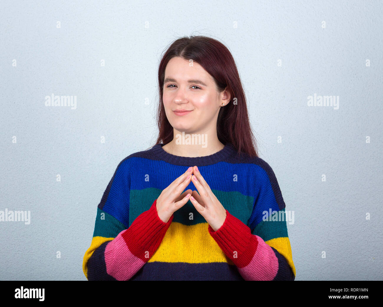 Schöne junge Frau zuversichtlich Lächeln suchen Verdächtige und zweifelnd auf die Kamera. Skeptisch menschliche Emotion Stockfoto