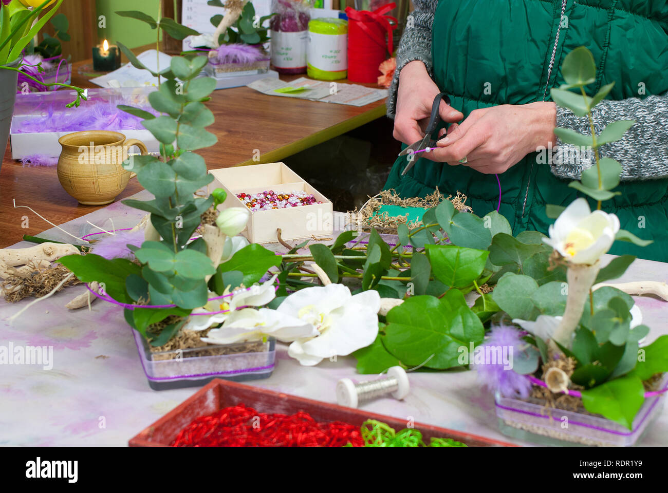 Florist Blumen Dekoration in Ihrem Laden Stockfoto