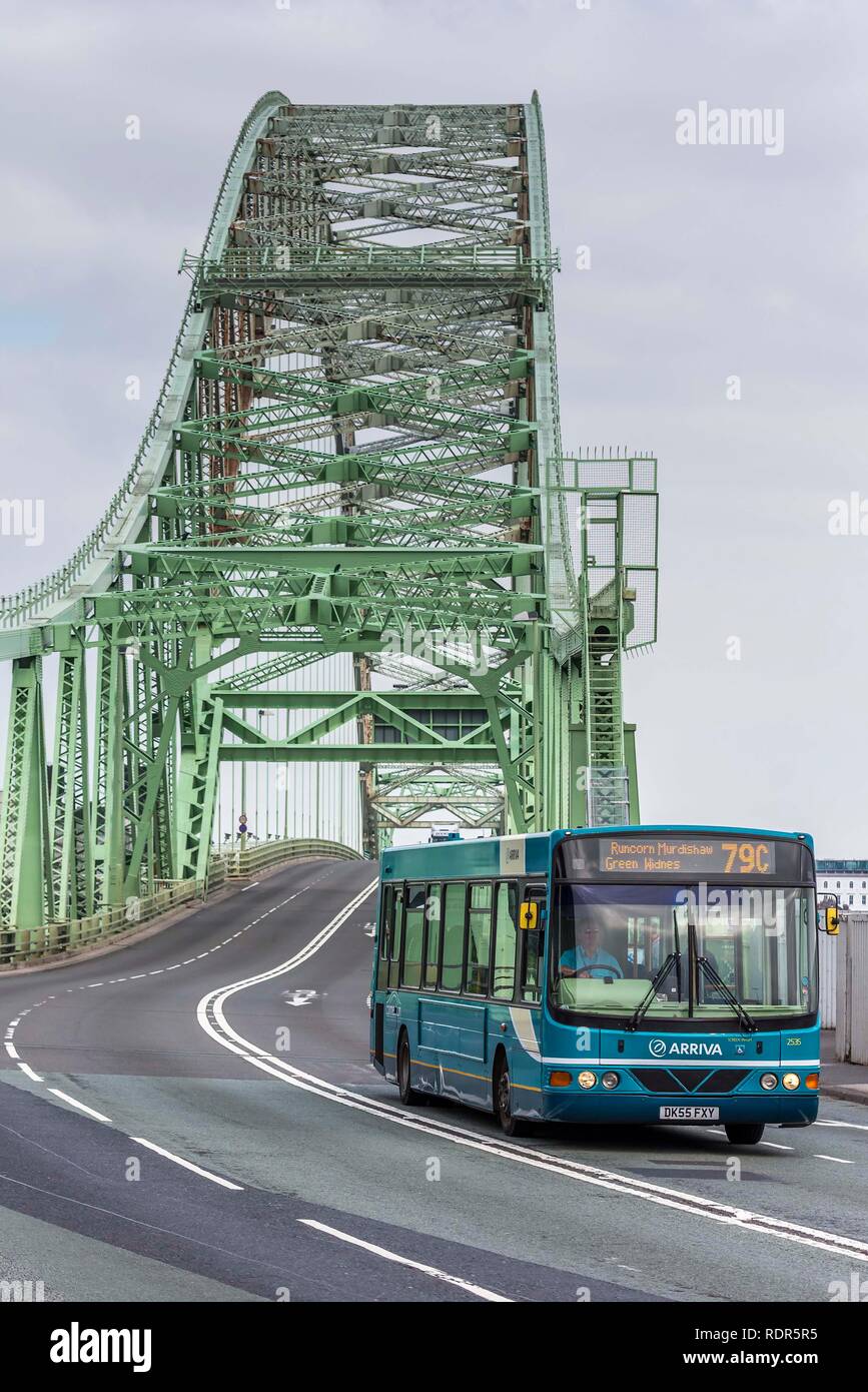 Arriva single decker Bus crossibg der Widnes Brücke. Stockfoto