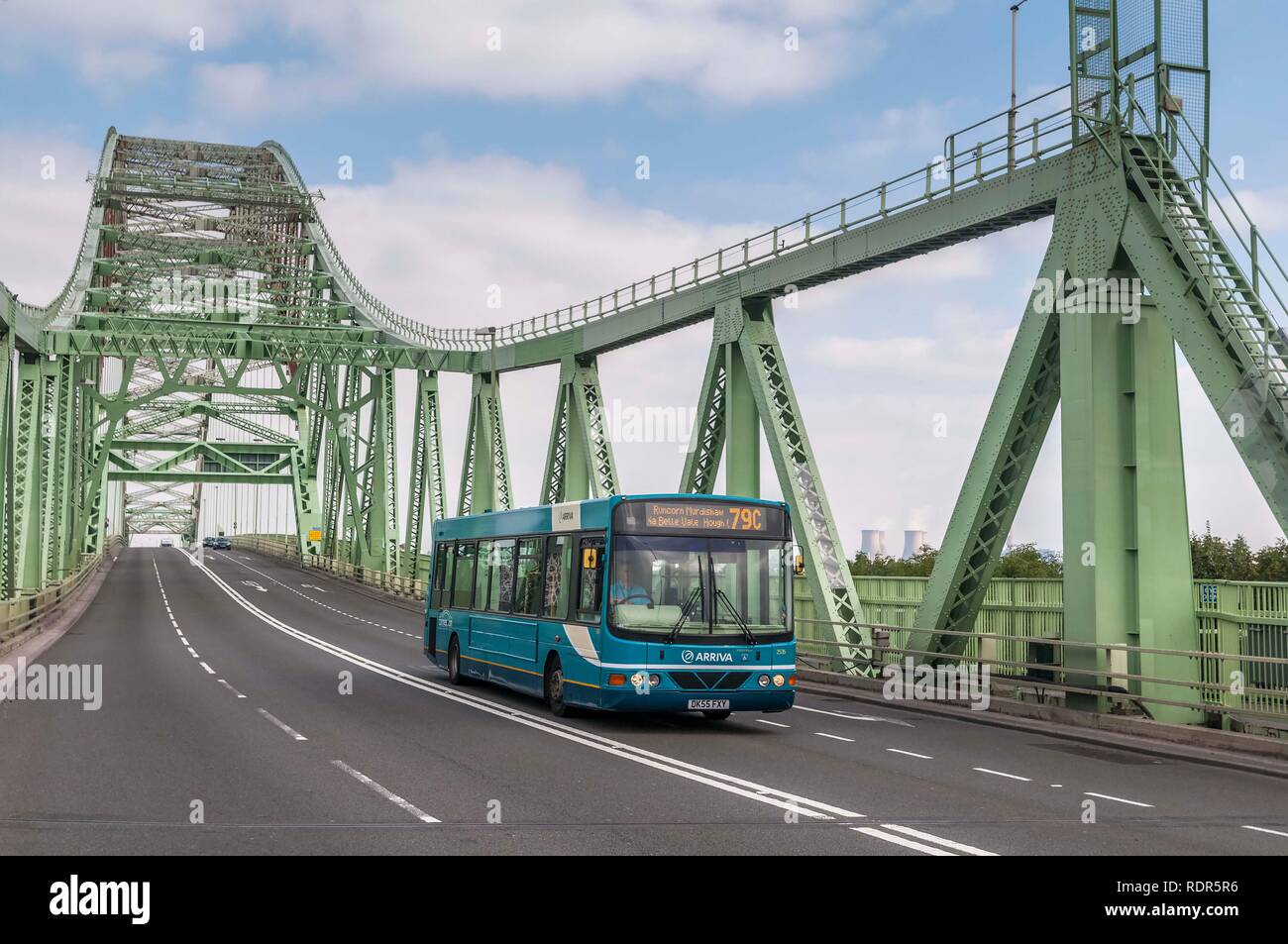 Arriva single decker Bus crossibg der Widnes Brücke. Stockfoto