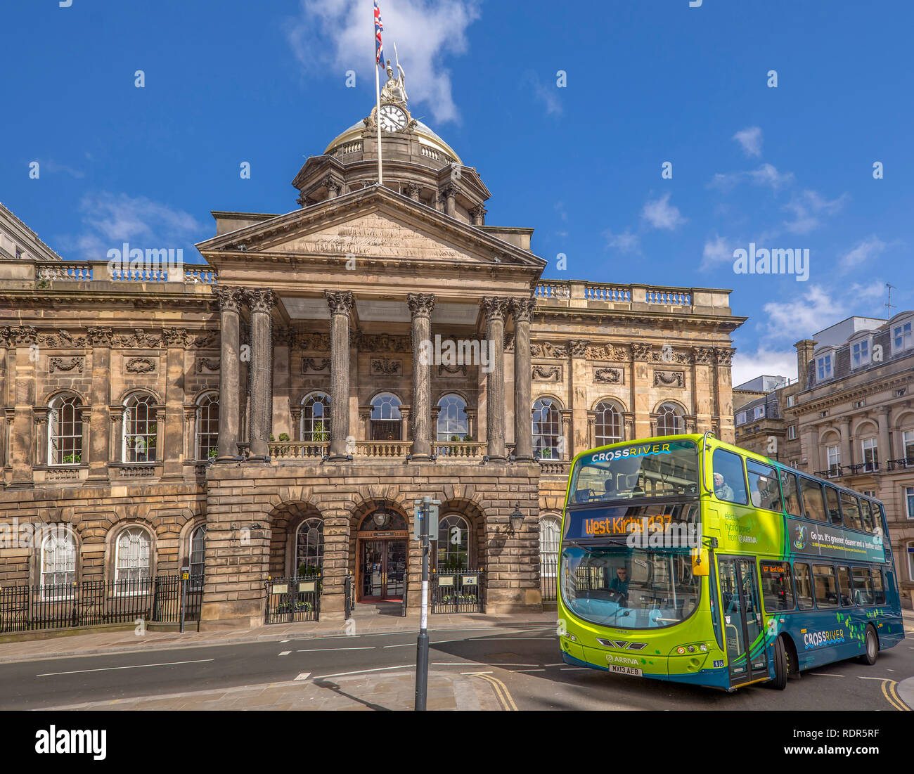 Arriva Crossriver Hybrid-Doppeldecker-Bus direkt vor der Liverpool Town Hall in Castle Street zu verwandeln. Stockfoto