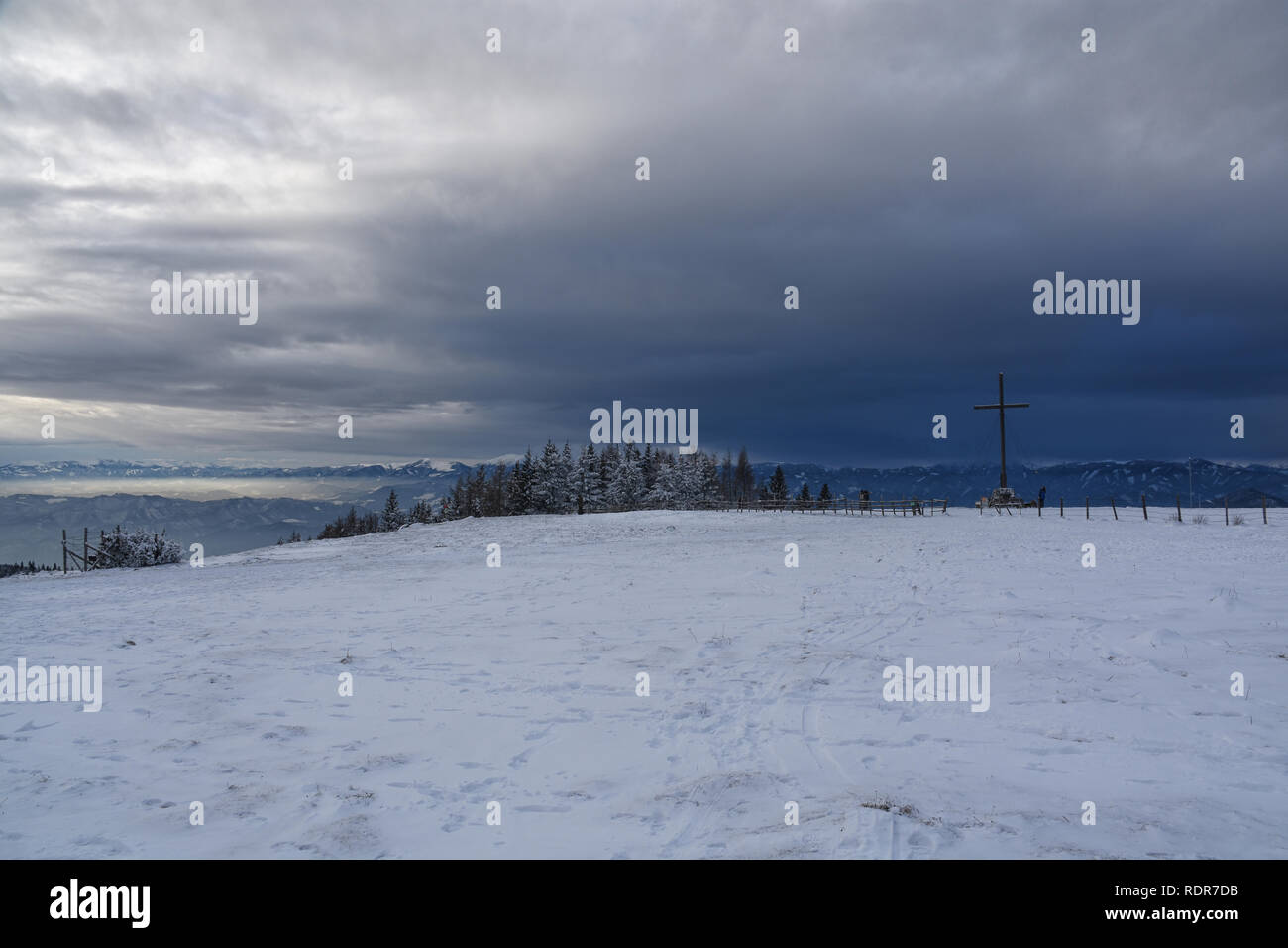 Gipfelkreuz auf dem Berg Schockl im Winter, Österreich Stockfoto