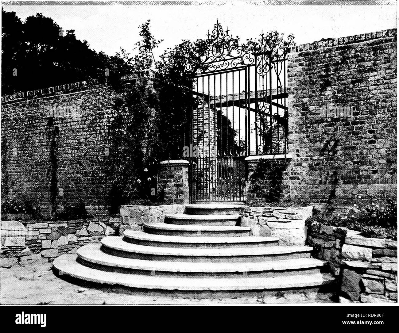 . Gärten für kleine Häuser auf dem Land. Gärten, Englisch. Abb. 290.^ - an WITTERSHAM HAUS. war mein glücklicher Zufall Eingang in ein feines gardene plotte zu haben, "er leider nicht sagen welche Art von Tor ihn lassen, aber wir können uns vorstellen, es war am Ende eines langen Gasse Wie der Elizabethans geliebt. Bei der Planung von Gärten die Tore der Wallanlagen kann oft auf axialen Positionen platziert werden, so dass der volle Wert eines Vista gesichert werden können. Die Gateways in Abb. dargestellte 284 dies zeigen. Walled Gardens sind besonders günstig. Abb. 291 - an der großen MAYTHAM: HAUPTTOR UMMAUERTEN GAR Stockfoto