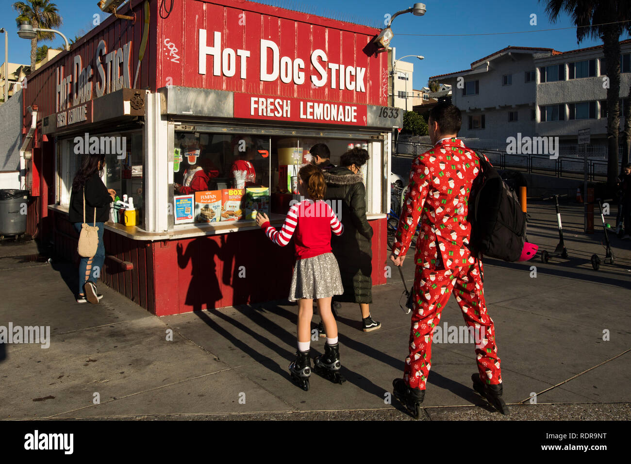Hot dog Stick mit Kunden für Weihnachten, Santa Monica, Los Angeles, Kalifornien, USA attired Stockfoto