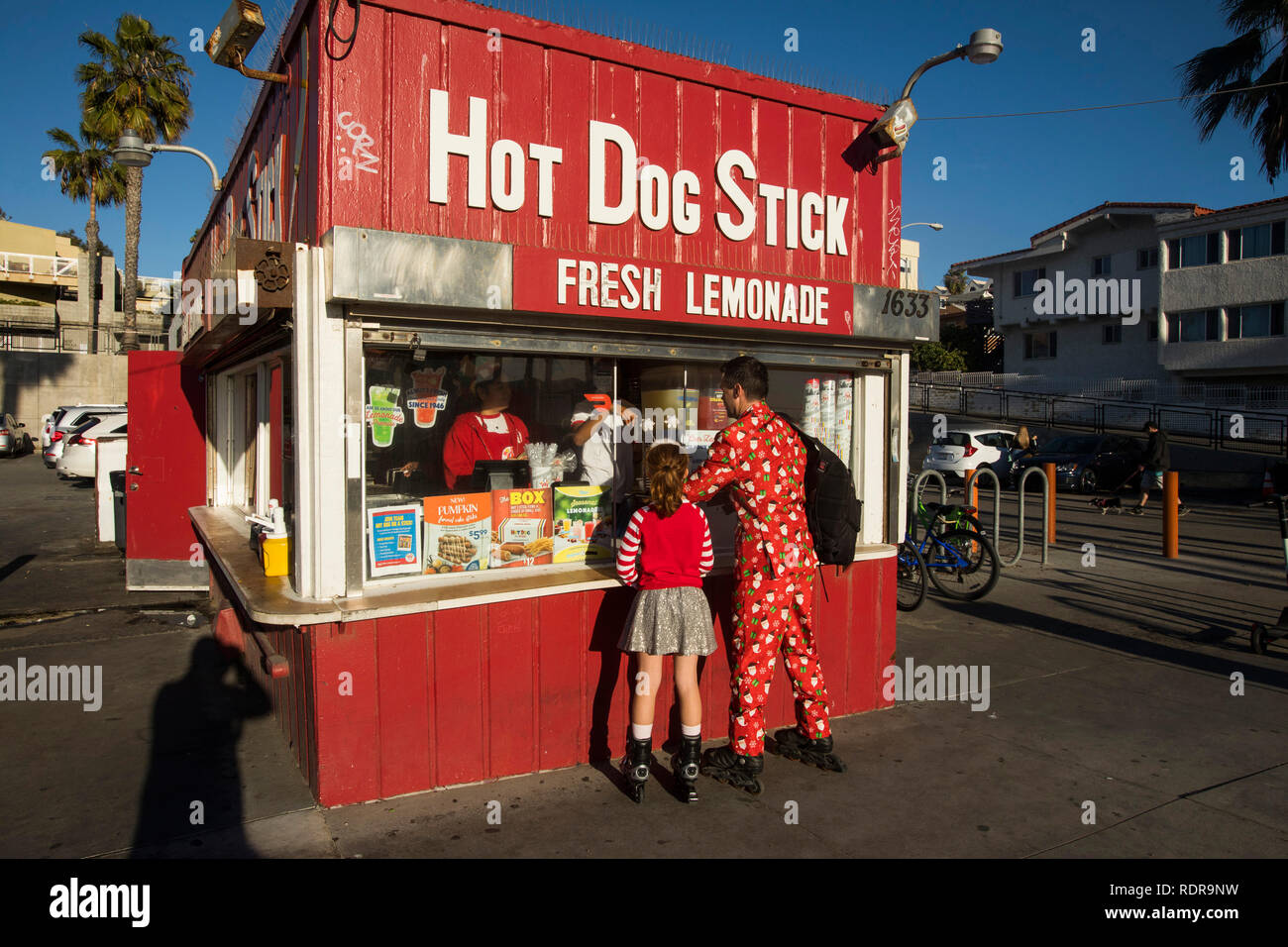 Hot dog Stick mit Kunden für Weihnachten, Santa Monica, Los Angeles, Kalifornien, USA attired Stockfoto