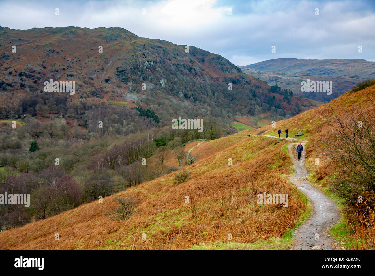 Wanderer zu Fuß entlang Loughrigg fiel im Nationalpark Lake District, Cumbria, England Stockfoto