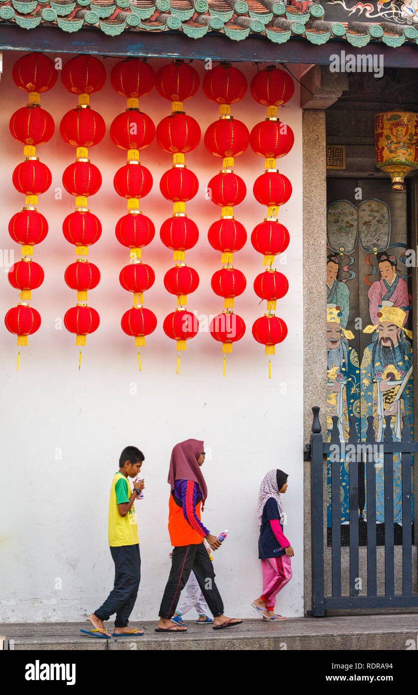Laternen im Tempel in Han Jiang Teochew Tempel für das chinesische Neujahr in Georgetown, Penang, Malaysia hängen Stockfoto