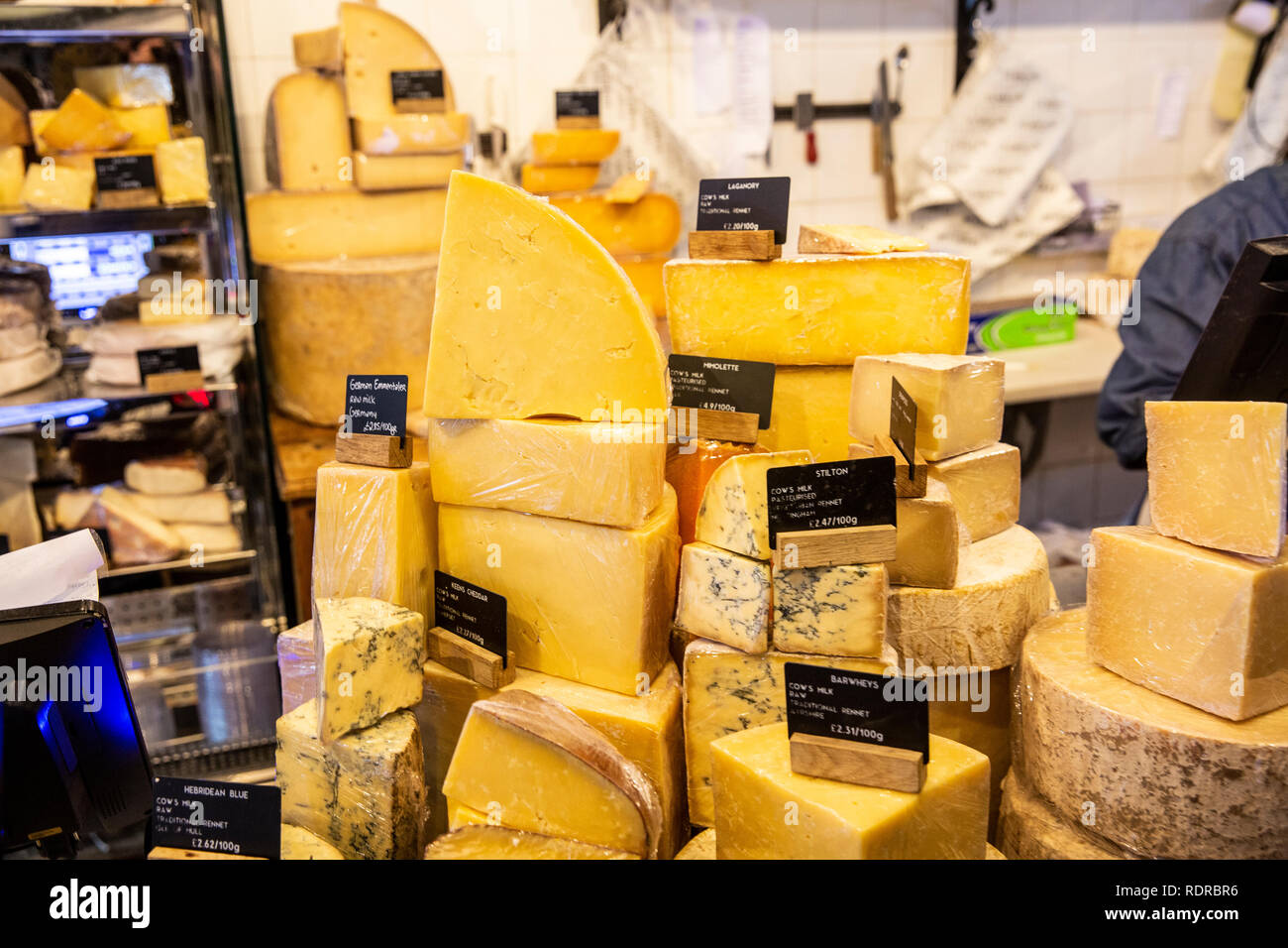 Käsemonger Interieur mit einer Auswahl an Käse zum Verkauf, Stockbridge, Edinburgh, Schottland, Großbritannien Stockfoto