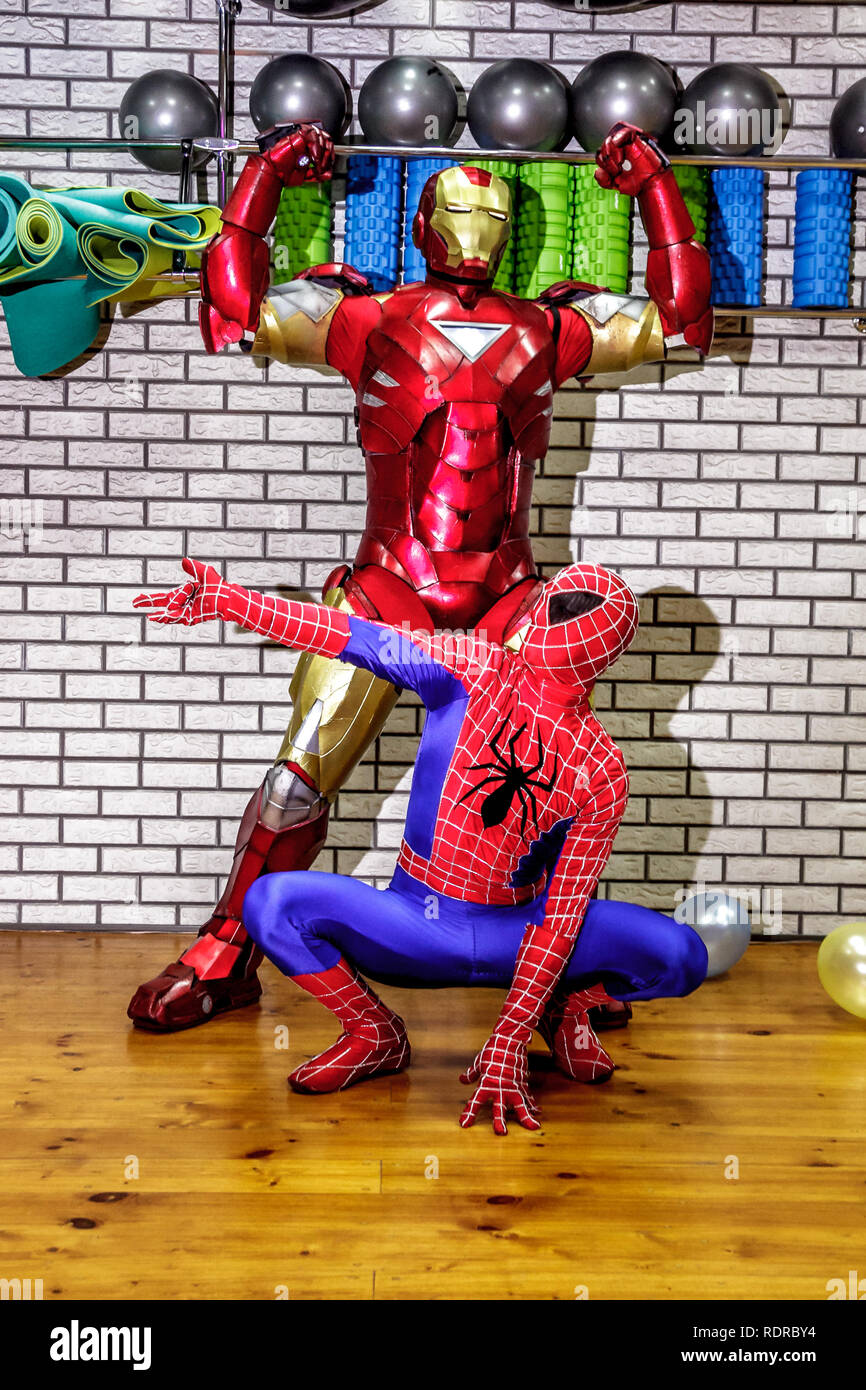 Animateure Iron Man und Spider-man im Fitnessraum an eine Firmenfeier Stockfoto
