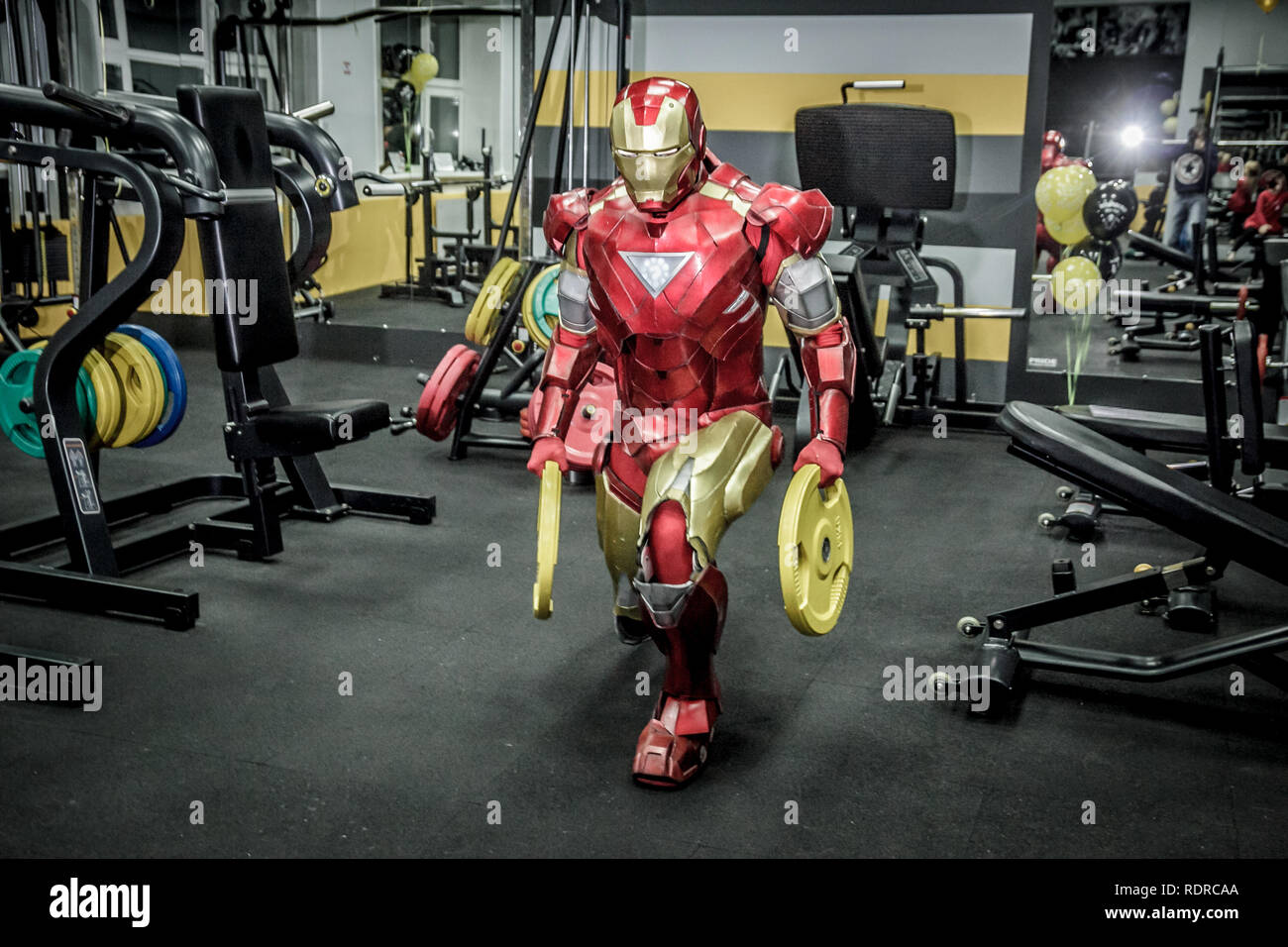 Animateure Iron Man und Spider-man im Fitnessraum an eine Firmenfeier Stockfoto