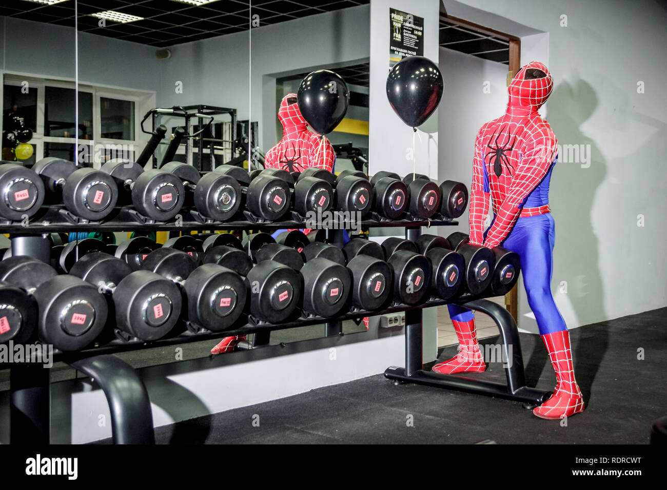 Animateure Iron Man und Spider-man im Fitnessraum an eine Firmenfeier Stockfoto