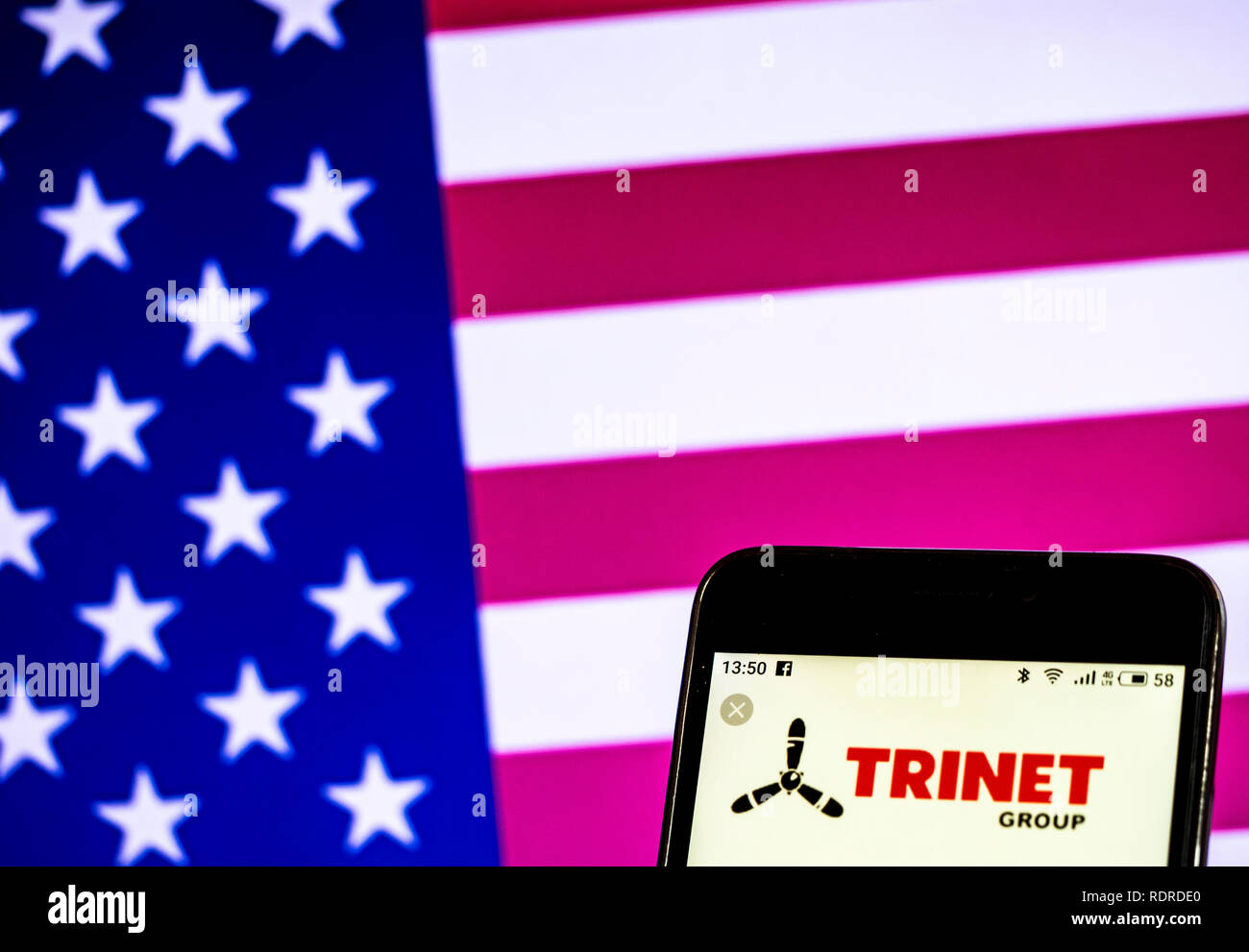 TriNet Payroll Services Company Logo auf dem Smartphone angezeigt Stockfoto TriNet Payroll Services Company Logo auf dem Smartphone angezeigt Stockfoto