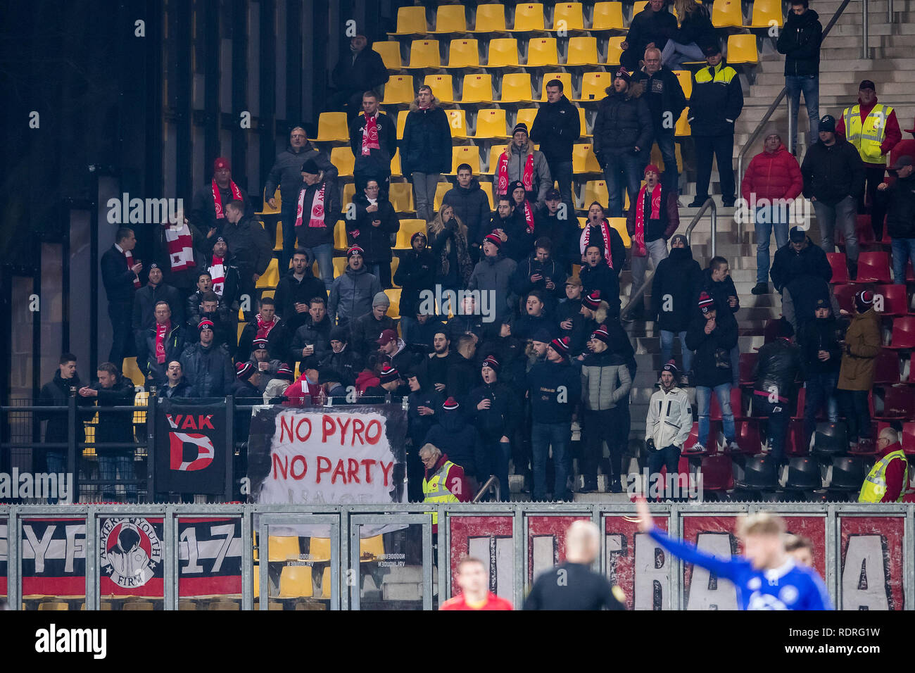 DEVENTER, Stadion De Adelaarshorst, 08-07-2019, Saison 2018 / 2019, Niederländische Keuken Kampioen Divisie. Ergebnis 2-1, Lüfter Almere während des Spiels Go Ahead Eagles - Almere City Stockfoto