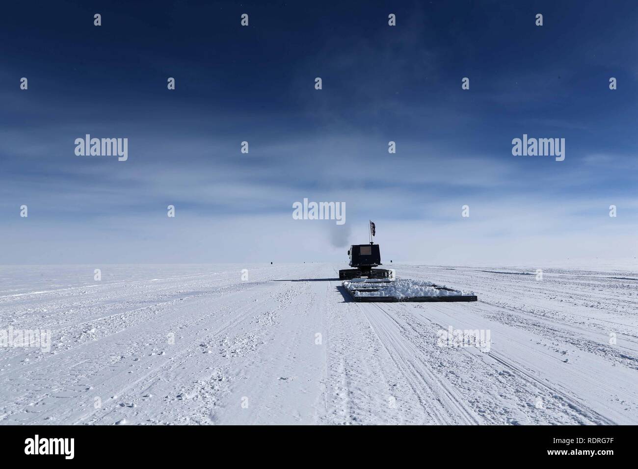 Kunlun Station Dome A. 17 Jan, 2019. Mitglieder von Chinas 35. Antarktisexpedition Team auf der Landebahn des Flughafens an der Kunlun Station auf etwa 4.000 Meter über dem Meeresspiegel in der Nähe der Kuppel ein, Jan. 17, 2019. Snow Eagle 601 erfolgreich gelandet auf dem Flughafen von kunlun Station am Freitag, zum dritten Mal erfolgreich das Flugzeug auf dem Flughafen gelandet, da seine Verwendung. Credit: Liu Shiping/Xinhua/Alamy leben Nachrichten Stockfoto