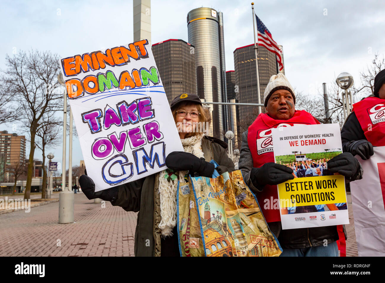 Detroit, Michigan, USA - 18. Januar 2019 - General Motors Arbeiter und Unterstützern sammelte außerhalb GM headquarters Plan General Motors' fünf Autofabriken in den USA und Kanada zu schließen, zu protestieren. Quelle: Jim West/Alamy leben Nachrichten Stockfoto