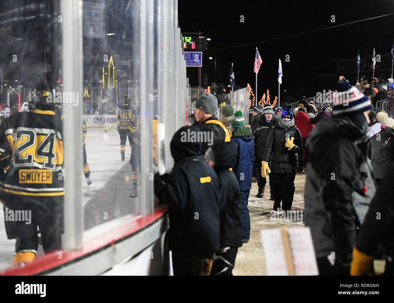 Bemidji, Minnesota, USA. 18. Jan 2019. Fans schauen Sie den Teams Warmup vor dem College Hockey in der NCAA Men Spiel für Hockey Tag Minnesota zwischen den Michigan Tech Schlittenhunde und die Bemidji State Beavers in Bemidji, MN. Foto von Russell Hons/CSM Credit: Cal Sport Media/Alamy leben Nachrichten Stockfoto