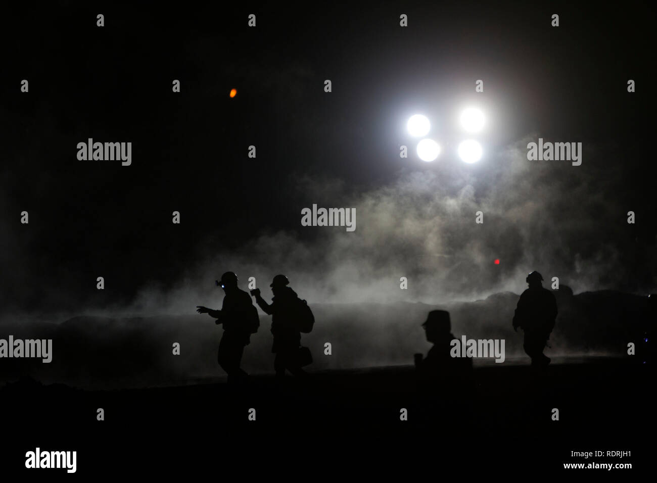 Tlahuelilpan, Mexiko. Jan, 2019 19. Mitglieder der Mexikanischen Armee arbeiten am Standort einer Pipeline Explosion in der Gemeinde Tlahuelilpan, Hidalgo, Mexiko, Jan. 19, 2019. Mindestens 21 Menschen wurden getötet und 71 anderen in einer Pipeline Explosion verletzt in der zentralen mexikanischen Bundesstaat Hidalgo am Freitag, lokale Behörden, sagte. Quelle: David de la Paz/Xinhua/Alamy leben Nachrichten Stockfoto