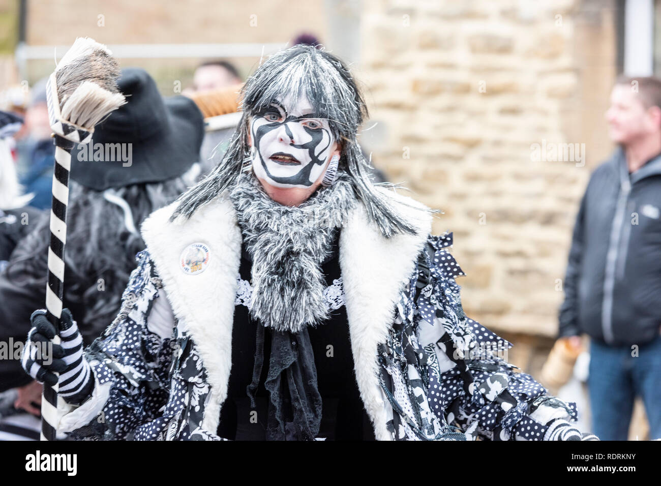 Whittlesey, Cambridgeshire UK, 19. Januar 2019. Menschen nehmen an der 40. jährlichen Whittlesey Stroh tragen Festival in der moorlandzone Stadt im Norden von Cambridgeshire. Aus den späten 1800er die traditionelle Veranstaltung ist nach Pflug Montag statt und beinhaltet einen Mann als Stroh Bär geführt wird gekleidet durch die Stadt durch eine Parade von Tänzern und Musikern. Über 250 Tänzer aus verschiedenen Molly, Morris und Verstopfen Gruppen in bunten Kostümen und Make-up der Bär von großen Menschenmassen beobachtete Folgen. Credit: Julian Eales/Alamy leben Nachrichten Stockfoto