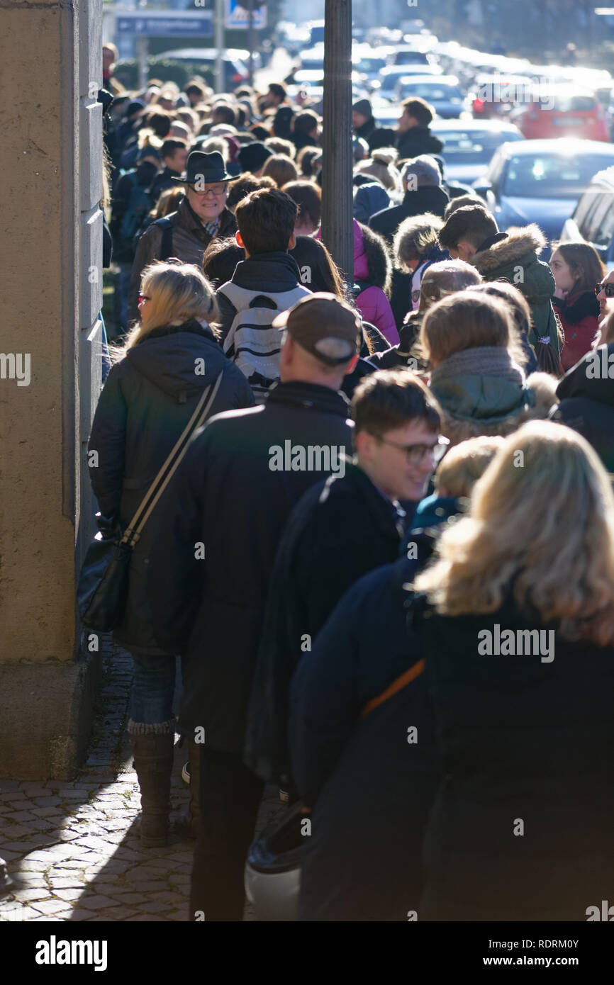 19. Januar 2019, Nordrhein-Westfalen, Köln: Teilnehmer des Castings für die Dreharbeiten der TV-Serie 'Babylon Berlin' werden in einer Warteschlange. Wir suchen 500 Extras - von Henker an die Priester. (Dpa' Babylon Berlin' versucht, Casting "Henker, der Priester und der kleinen Leute" vom 19.01.2019) Foto: Henning Kaiser/dpa Stockfoto