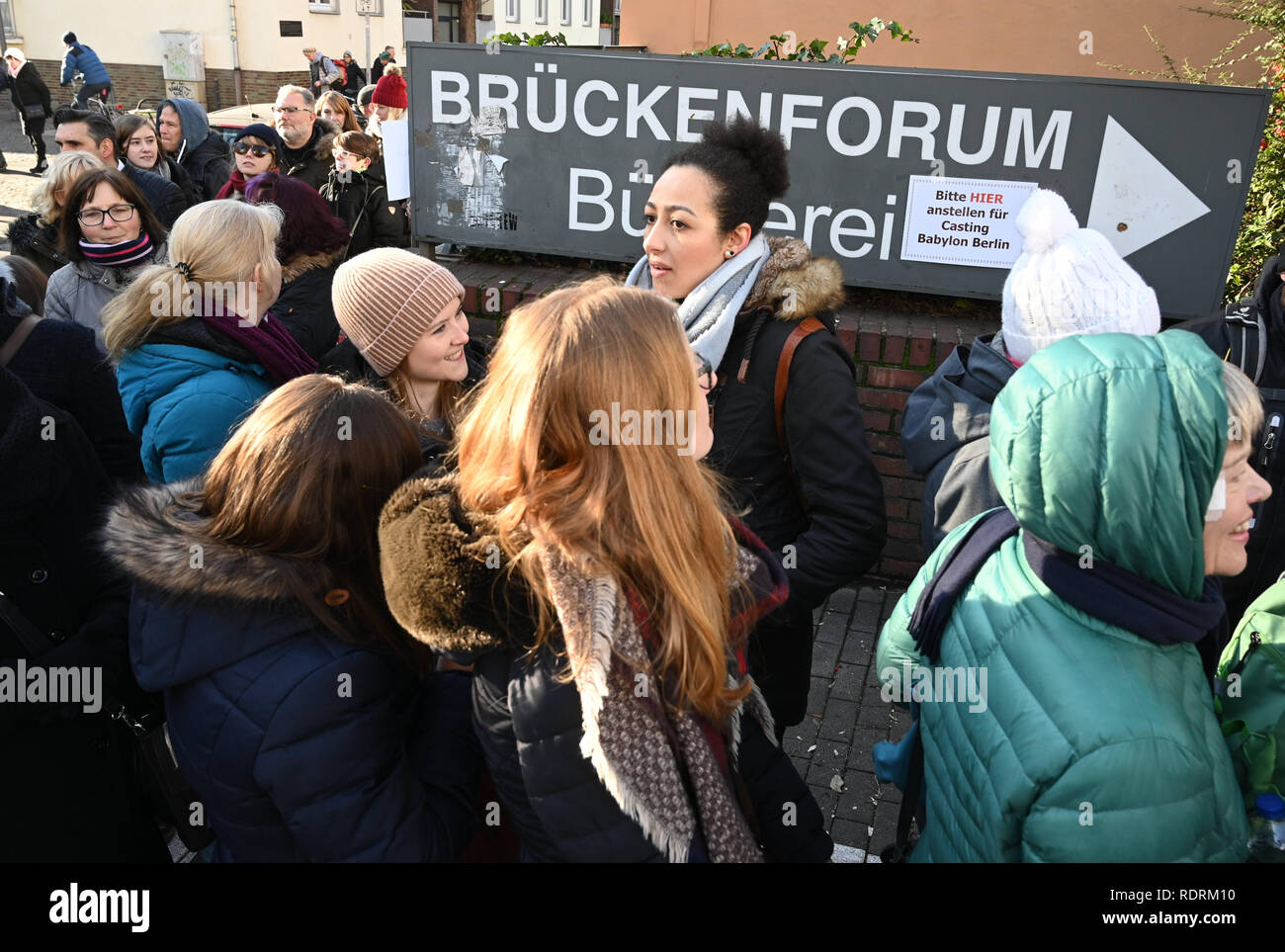 19. Januar 2019, Nordrhein-Westfalen, Köln: Teilnehmer des Castings für die Dreharbeiten der TV-Serie 'Babylon Berlin' werden in einer Warteschlange. Wir suchen 500 Extras - von Henker an die Priester. (Dpa' Babylon Berlin' versucht, Casting "Henker, der Priester und der kleinen Leute" vom 19.01.2019) Foto: Henning Kaiser/dpa Stockfoto