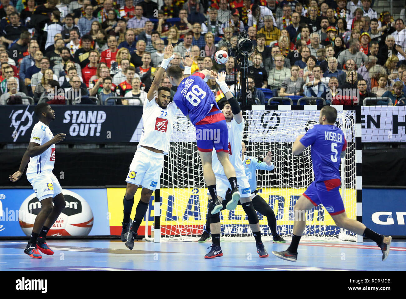 Deutschland. Berlin, Deutschland. 17. Jan 2019. IHF Handball Men's World Championship, Berlin, Deutschland. Dmitrij Zhitnikov (89) für Russland schießt und Kerben das erste Ziel des Spiels gegen Frankreich Credit: Mickael Chavet/Alamy leben Nachrichten Stockfoto