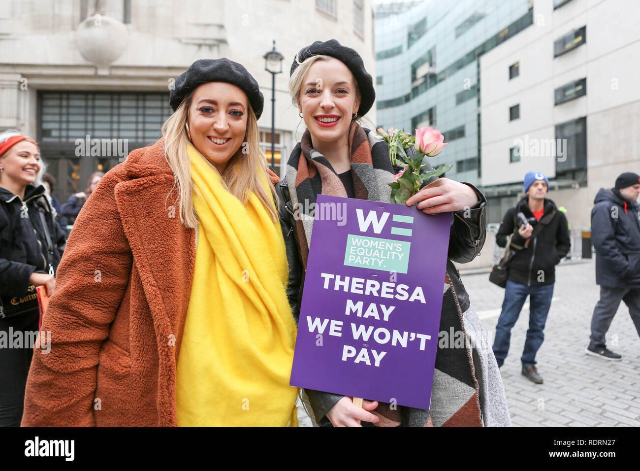 London, Großbritannien. Jan, 2019 19. Hunderte von Frauen versammeln sich Portland Place, bevor sie marschieren zum Trafalgar Square. Marsch für die Rechte der Arbeitnehmer für Frauen und gegen die Sparpolitik im Vereinigten Königreich. Credit: Penelope Barritt/Alamy leben Nachrichten Stockfoto