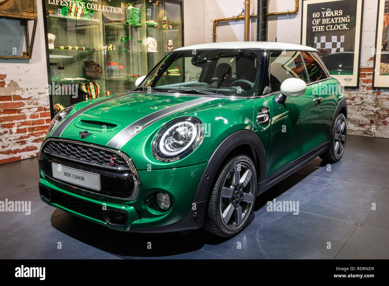 Brüssel, den 19. Januar 2019. Brüssel - Jan 18, 2019: Weltpremiere des neuen Mini Cooper 60 Jahr Jubiläums Edition Auto an der 97th Brüsseler Motor Show 2019 Autosalon. Credit: VDWI/Alamy Live News Credit: VDWI/Alamy leben Nachrichten Stockfoto