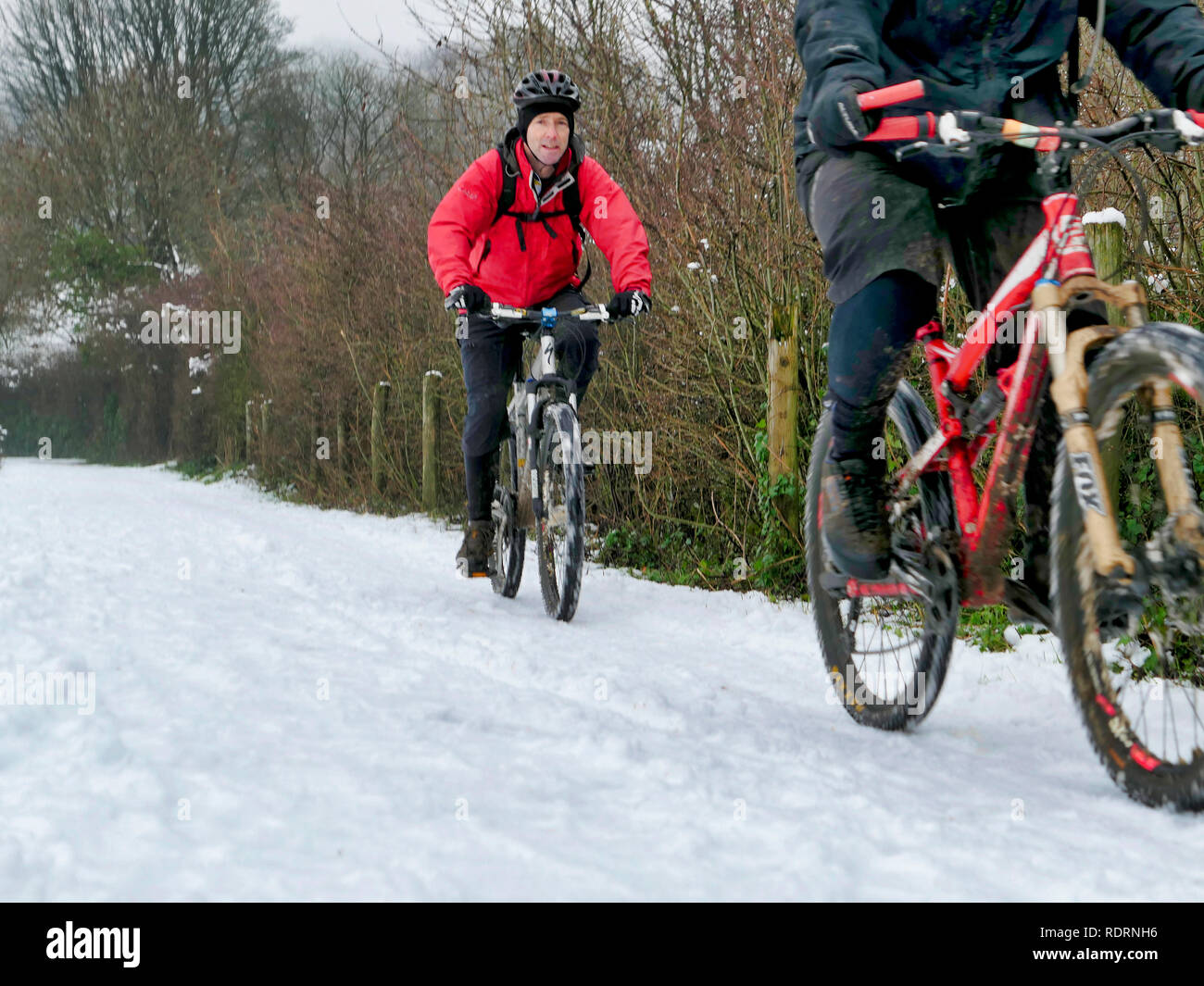 UK Wetter: Mountainbiker, genießen Sie den Schnee Bedingungen entlang der High Peak Trail, schwarze Felsen, Bolehill, Derbyshire, Peak District National Park Credit: Doug Blane/Alamy leben Nachrichten Stockfoto