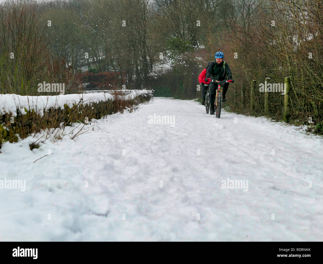UK Wetter: Mountainbiker, genießen Sie den Schnee Bedingungen entlang der High Peak Trail, schwarze Felsen, Bolehill, Derbyshire, Peak District National Park Credit: Doug Blane/Alamy leben Nachrichten Stockfoto