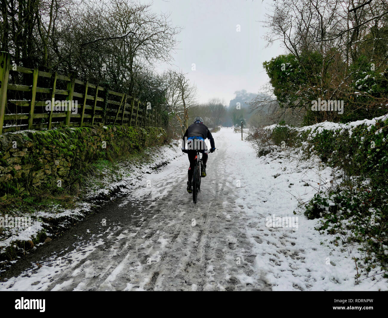 UK Wetter: Mountainbiker, genießen Sie den Schnee Bedingungen entlang der High Peak Trail, schwarze Felsen, Bolehill, Derbyshire, Peak District National Park Credit: Doug Blane/Alamy leben Nachrichten Stockfoto