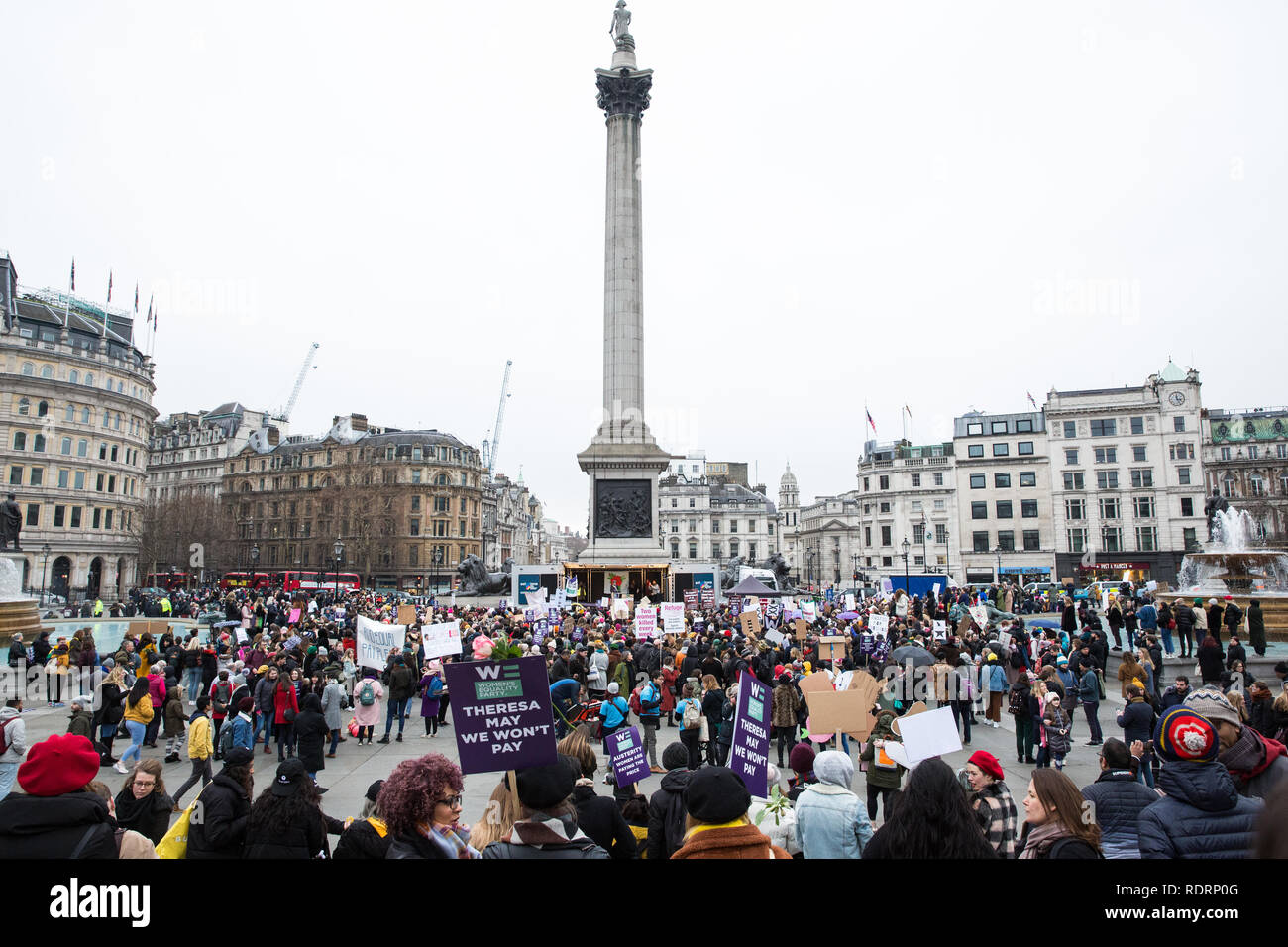 London, Großbritannien. 19. Januar, 2019. Tausende von Frauen sorgen das Brot & Rosen Kundgebung gegen Sparmaßnahmen in Trafalgar Square von Frauen März London organisiert mit dem weltweiten März zusammenfällt. Credit: Mark Kerrison/Alamy leben Nachrichten Stockfoto