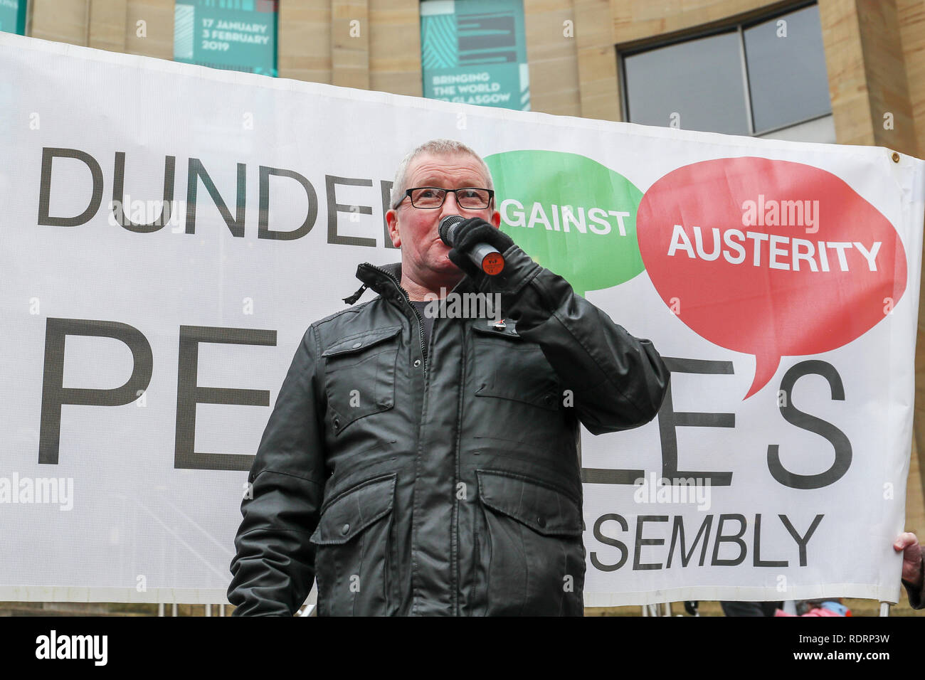 Glasgow, UK. 19. Januar 2019. Mehrere hundert Trades Union Aktivisten und Unterstützer nahmen an einer Kundgebung in der Buchanan Street, Glasgow, als Demonstration gegen die Kürzungen zu lokalen Diensten, die zum Verlust von fast 50.000 Jobs. Mehrere Gewerkschaften waren einschließlich Unite, UNISON, RMT, PCS und VOLLZUGSBEAMTE UNION Credit: Findlay/Alamy Leben Nachrichten vertreten Stockfoto