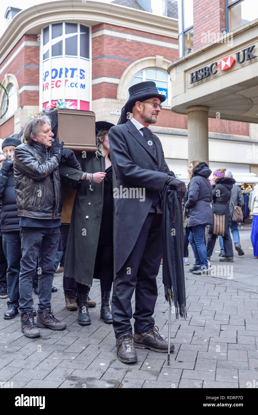 Nottingham, UK. 19. Januar 2019. Die Nottingham Branch des Aussterbens Rebellion statt Trauerzug und Service durch die Straßen der Stadt Trauer die Verluste, die durch den Klimawandel als Folge menschlicher Aktivitäten. Stockfoto
