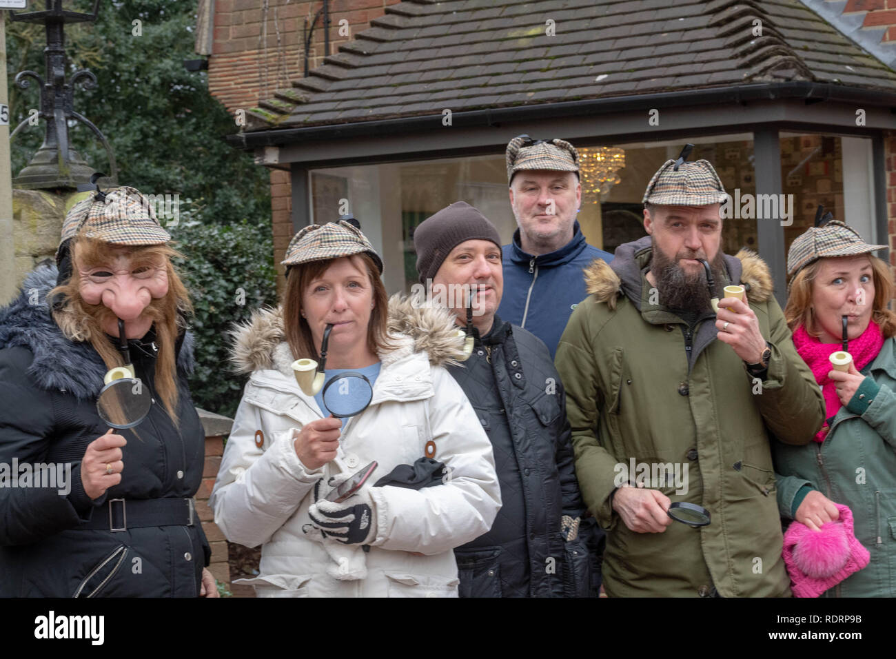 Brentwood Essex, 19. Januar 2019 Die online, Anhaltspunkt - Rissbildung, Kriminalität Lösung detective Spiel auf den Straßen von TOWIE Brentwood mit Gruppen von Teilnehmern gespielt wurde, einige in Fancy Dress, versuchend, Hinweise rund um die Stadt zu lösen. Kredit Ian Davidson/Alamy leben Nachrichten Stockfoto