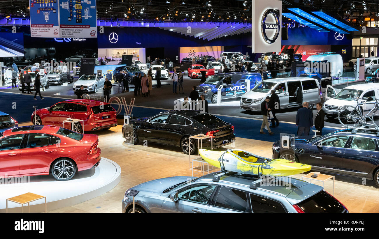 Brüssel - Jan 18, 2019: Besucher und Autos bei der 97Th Brüsseler Motor Show 2019 Autosalon. Credit: VDWI/Alamy leben Nachrichten Stockfoto