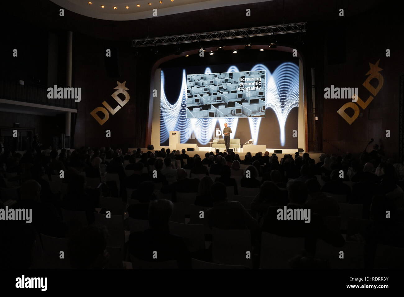 München, Deutschland. Jan, 2019 19. Albert Wenger, Union Square Ventures an der DLD-Konferenz in München 2019, EuropeÕs große Innovation Konferenz, Alte Kongresshalle, München, 19. Januar 2019 Freie Presse Bild © Picture Alliance für DLD | Verwendung weltweit Quelle: dpa/Alamy Leben Nachrichten Quelle: dpa Picture alliance/Alamy Leben Nachrichten Quelle: dpa Picture alliance/Alamy Leben Nachrichten spricht Stockfoto