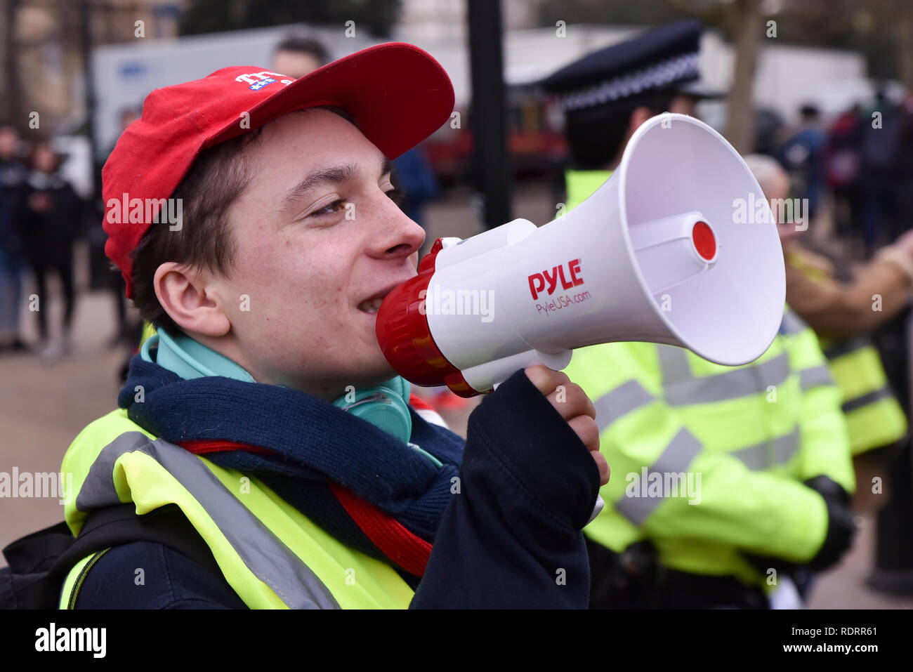 Die Mall, Westminster, London, Großbritannien. 19. Januar 2019. Demonstrant als rote Kappe Max bekannt. Die gelben Westen Demonstranten Stop Traffic, wie Sie durch das Zentrum von London vom Trafalgar Square zum Buckingham Palace laufen und stoppen vor der Französischen Botschaft in Knightsbridge, Kredit: Matthew Chattle/Alamy leben Nachrichten Stockfoto