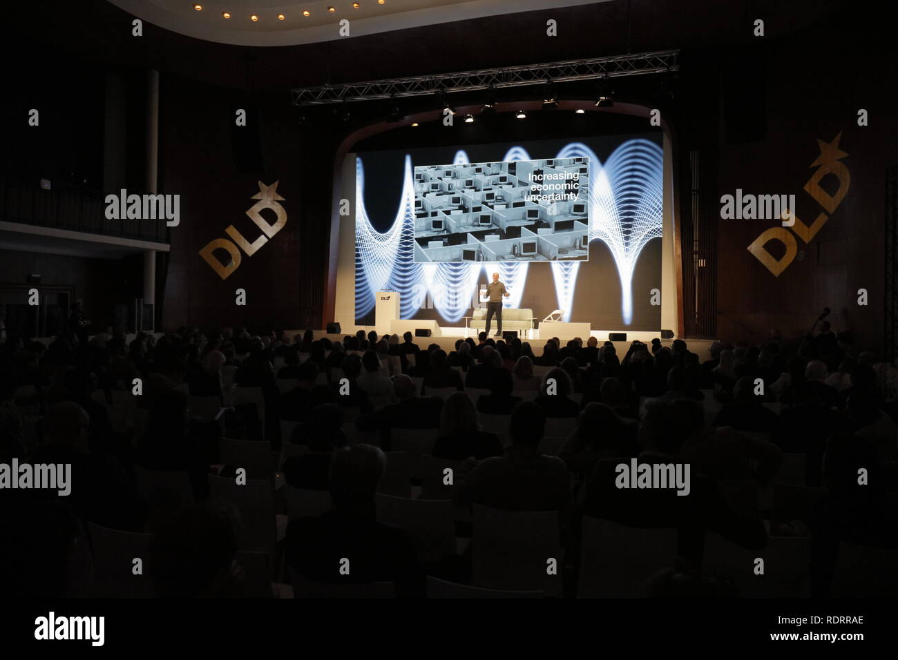 München, Deutschland. Jan, 2019 19. Albert Wenger, Union Square Ventures an der DLD-Konferenz in München 2019, EuropeÕs große Innovation Konferenz, Alte Kongresshalle, München, 19. Januar 2019 Freie Presse Bild © Picture Alliance für DLD | Verwendung weltweit Quelle: dpa/Alamy Leben Nachrichten Quelle: dpa Picture alliance/Alamy Leben Nachrichten Quelle: dpa Picture alliance/Alamy Leben Nachrichten spricht Stockfoto