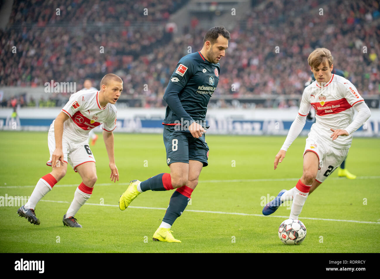 Stuttgart, Deutschland. Jan, 2019 19. Fussball: Bundesliga, VfB Stuttgart - FSV Mainz 05, 18. Spieltag in der Mercedes-Benz Arena. Levin Mete Öztunali (M) aus Mainz spielt gegen Stuttgart Santiago geht Ascacibar (l) und der Stuttgarter Borna Sosa. Credit: Sebastian Gollnow/dpa - WICHTIGER HINWEIS: In Übereinstimmung mit den Anforderungen der DFL Deutsche Fußball Liga oder der DFB Deutscher Fußball-Bund ist es untersagt, zu verwenden oder verwendet Fotos im Stadion und/oder das Spiel in Form von Bildern und/oder Videos - wie Foto Sequenzen getroffen haben./dpa/Alamy leben Nachrichten Stockfoto