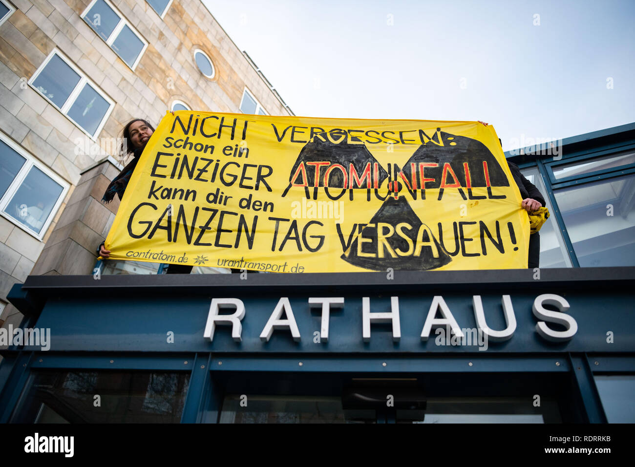 Lingen, Deutschland. Jan, 2019 19. Während der Demonstration gegen die Brennelemente Fabrik in Lingen, zwei weibliche Demonstranten auf dem Vordach des Neuen Rathauses bestiegen und eine Fahne in der Hand und sprach 'Don't vergessen, einem nuklearen Unfall Ihr ganzer Tag ruinieren können, statt! Die Demonstranten forderten die Schließung der Brennelemente Fabrik in Lingen, die 40 Jahre Bestand hatte, und die Schließung der Urananreicherungsanlage in Gronau in Westfalen, nur wenige Kilometer entfernt. Credit: mohssen Assanimoghaddam/dpa/Alamy Leben Nachrichten Quelle: dpa Picture alliance/Alamy Live News Credit: d Stockfoto Lingen, Deutschland. Jan, 2019 19. Während der Demonstration gegen die Brennelemente Fabrik in Lingen, zwei weibliche Demonstranten auf dem Vordach des Neuen Rathauses bestiegen und eine Fahne in der Hand und sprach 'Don't vergessen, einem nuklearen Unfall Ihr ganzer Tag ruinieren können, statt! Die Demonstranten forderten die Schließung der Brennelemente Fabrik in Lingen, die 40 Jahre Bestand hatte, und die Schließung der Urananreicherungsanlage in Gronau in Westfalen, nur wenige Kilometer entfernt. Credit: mohssen Assanimoghaddam/dpa/Alamy Leben Nachrichten Quelle: dpa Picture alliance/Alamy Live News Credit: d Stockfoto