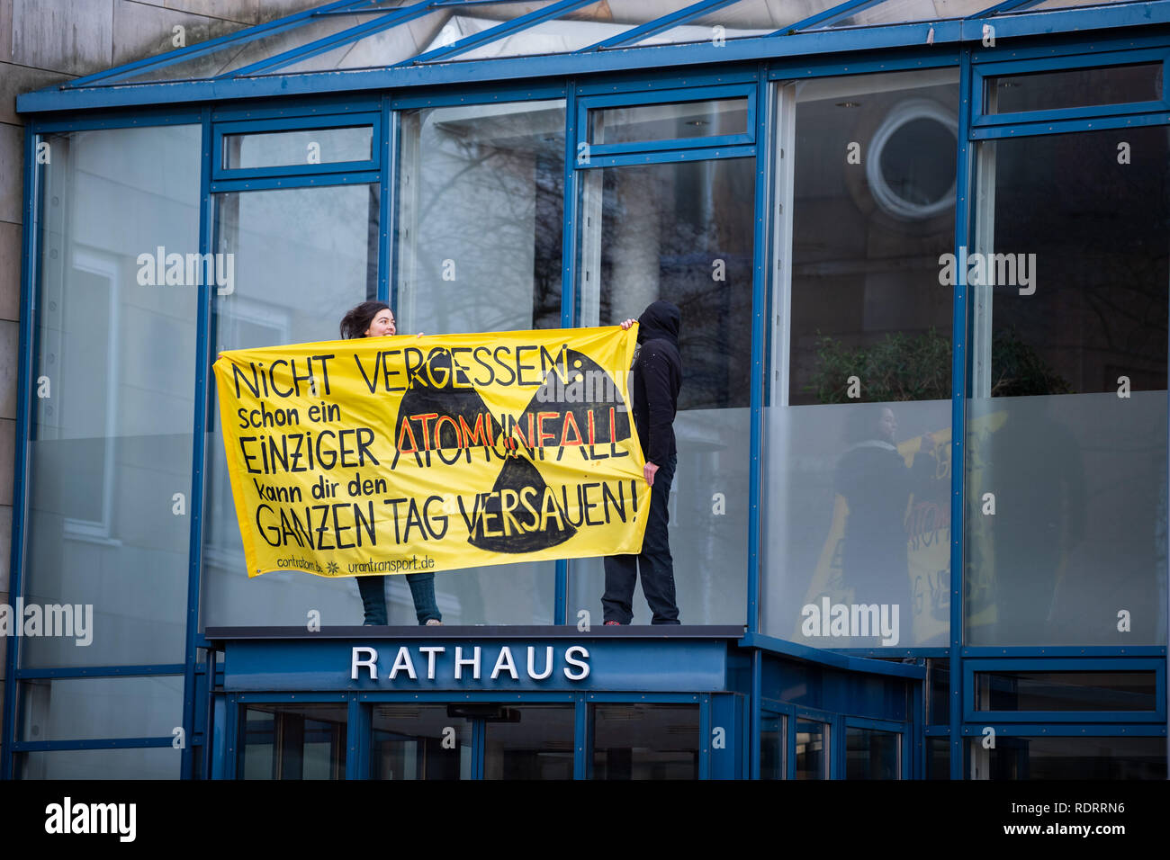 Lingen, Deutschland. Jan, 2019 19. Während der Demonstration gegen die Brennelemente Fabrik in Lingen, zwei weibliche Demonstranten auf dem Vordach des Neuen Rathauses bestiegen und eine Fahne in der Hand und sprach 'Don't vergessen, einem nuklearen Unfall Ihr ganzer Tag ruinieren können, statt! Die Demonstranten forderten die Schließung der Brennelemente Fabrik in Lingen, die 40 Jahre Bestand hatte, und die Schließung der Urananreicherungsanlage in Gronau in Westfalen, nur wenige Kilometer entfernt. Credit: mohssen Assanimoghaddam/dpa/Alamy Leben Nachrichten Quelle: dpa Picture alliance/Alamy Live News Credit: d Stockfoto Lingen, Deutschland. Jan, 2019 19. Während der Demonstration gegen die Brennelemente Fabrik in Lingen, zwei weibliche Demonstranten auf dem Vordach des Neuen Rathauses bestiegen und eine Fahne in der Hand und sprach 'Don't vergessen, einem nuklearen Unfall Ihr ganzer Tag ruinieren können, statt! Die Demonstranten forderten die Schließung der Brennelemente Fabrik in Lingen, die 40 Jahre Bestand hatte, und die Schließung der Urananreicherungsanlage in Gronau in Westfalen, nur wenige Kilometer entfernt. Credit: mohssen Assanimoghaddam/dpa/Alamy Leben Nachrichten Quelle: dpa Picture alliance/Alamy Live News Credit: d Stockfoto