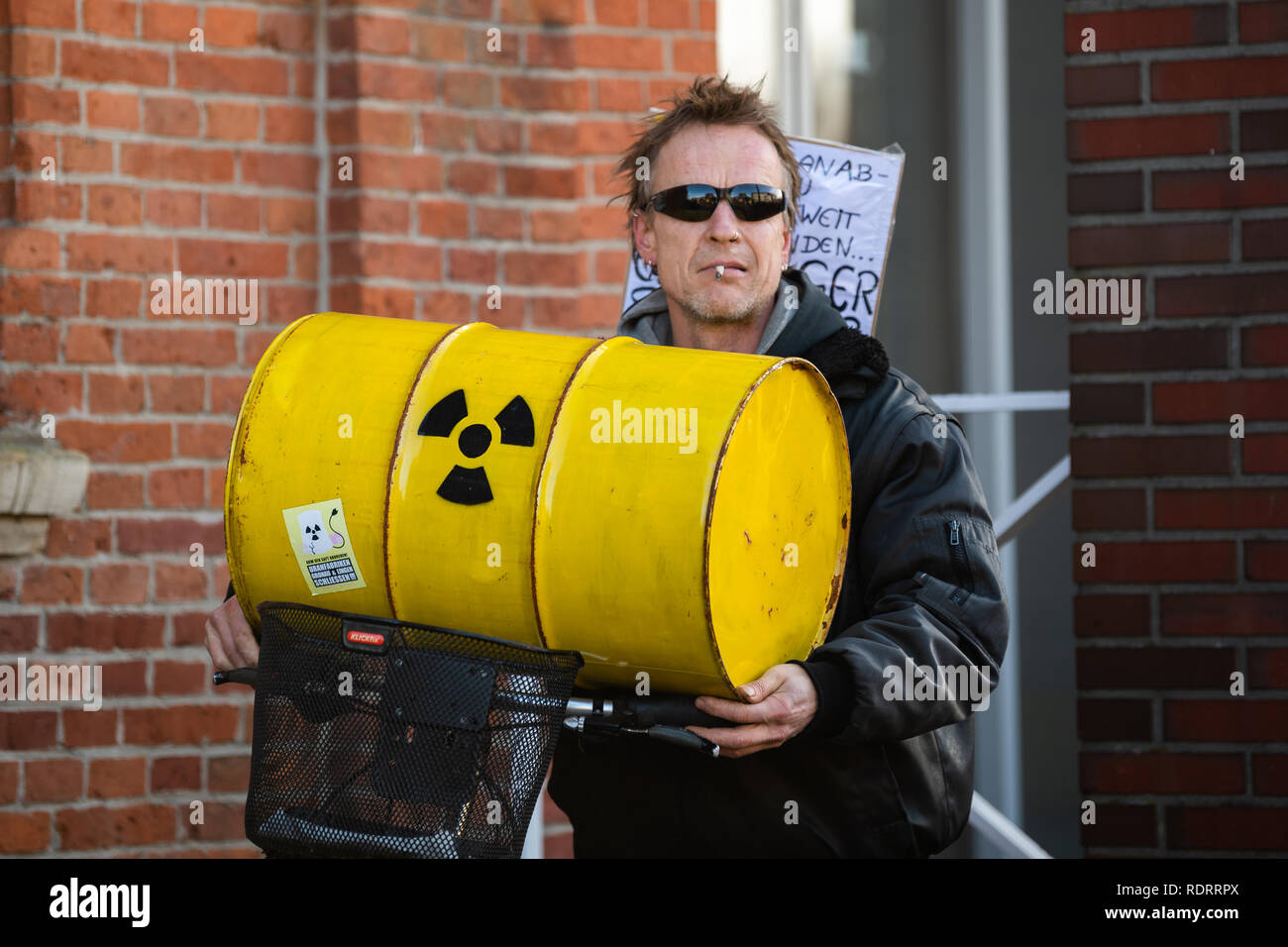 Lingen, Deutschland. Jan, 2019 19. Während der Demonstration gegen die Brennelemente Fabrik in Lingen, eine der Demonstranten drückt seine Fahrt Kante, auf dessen Korb ein gelbes Fass mit dem Zeichen für Radioaktivität gesehen werden kann. Die Demonstranten forderten die Schließung der Brennelemente Fabrik in Lingen, die 40 Jahre Bestand hatte, und die Schließung der Urananreicherungsanlage in Gronau in Westfalen, nur wenige Kilometer entfernt. Credit: mohssen Assanimoghaddam/dpa/Alamy Leben Nachrichten Quelle: dpa Picture alliance/Alamy Leben Nachrichten Quelle: dpa Picture alliance/Alamy leben Nachrichten Stockfoto